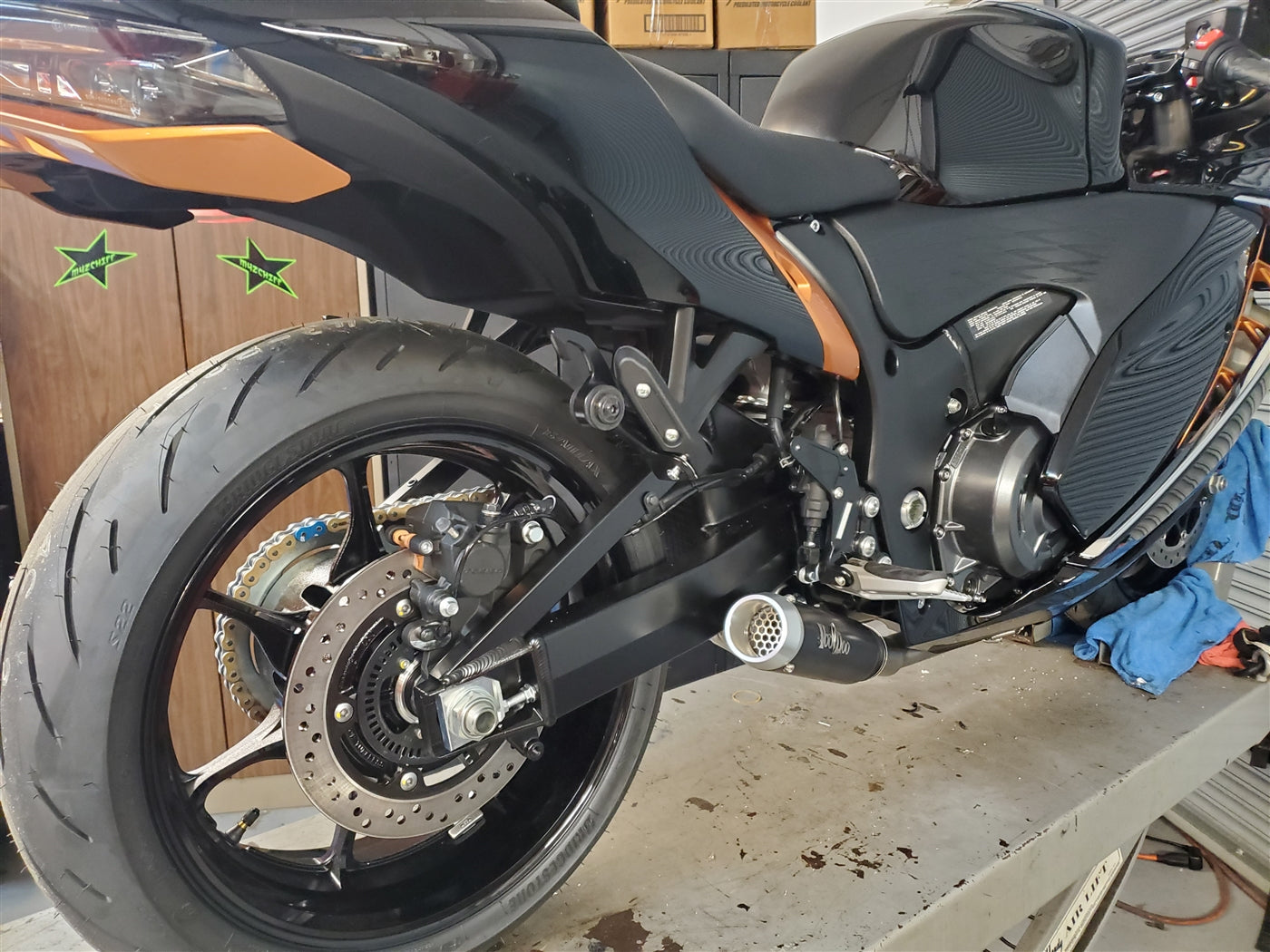 MINI MEG 4 INTO 1 RACE EXHAUST SUZUKI HAYABUSA 22-25 BLACK STOCK WIDTH SWINGARM VMMEFSBUSAM2B*